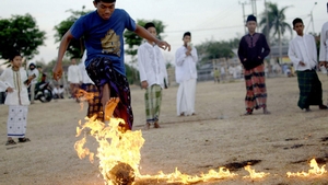 Fotbalul in flacari! In Indonezia se joaca cu mingea arzand
