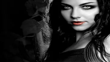 Cum arata adevarata FEMEIE VAMPIR, care are COLTI in loc de dinti. Admiratorii o adora ca pe o ZEITA!