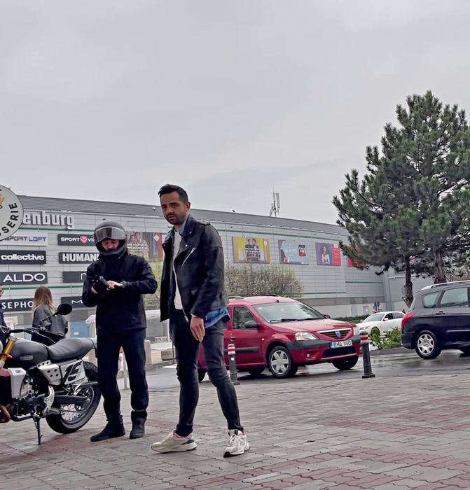 Sorin Brotnei și Mihai Gruia stau de vorbă în parcarea centrului comercial