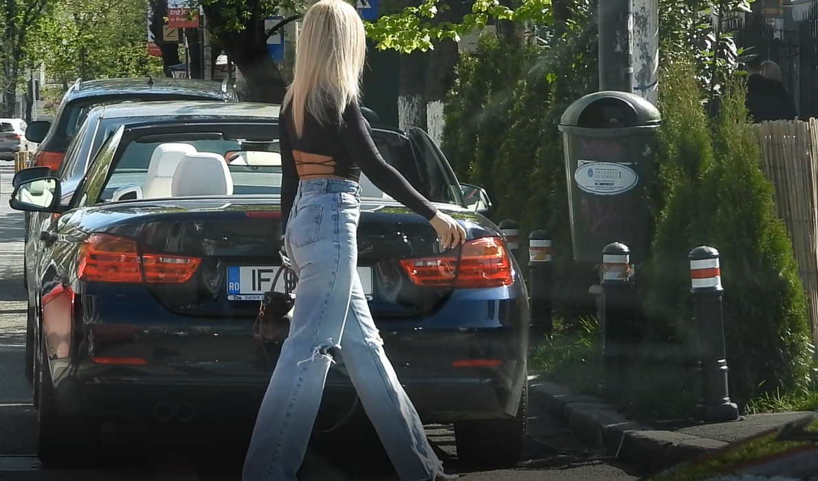 Iuliana Pepene se îndreaptă către cafenea (Foto: CANCAN.RO)