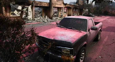 Autoritățile din Los Angeles încearcă să combată focul cu o pudră roz. Care este motivul