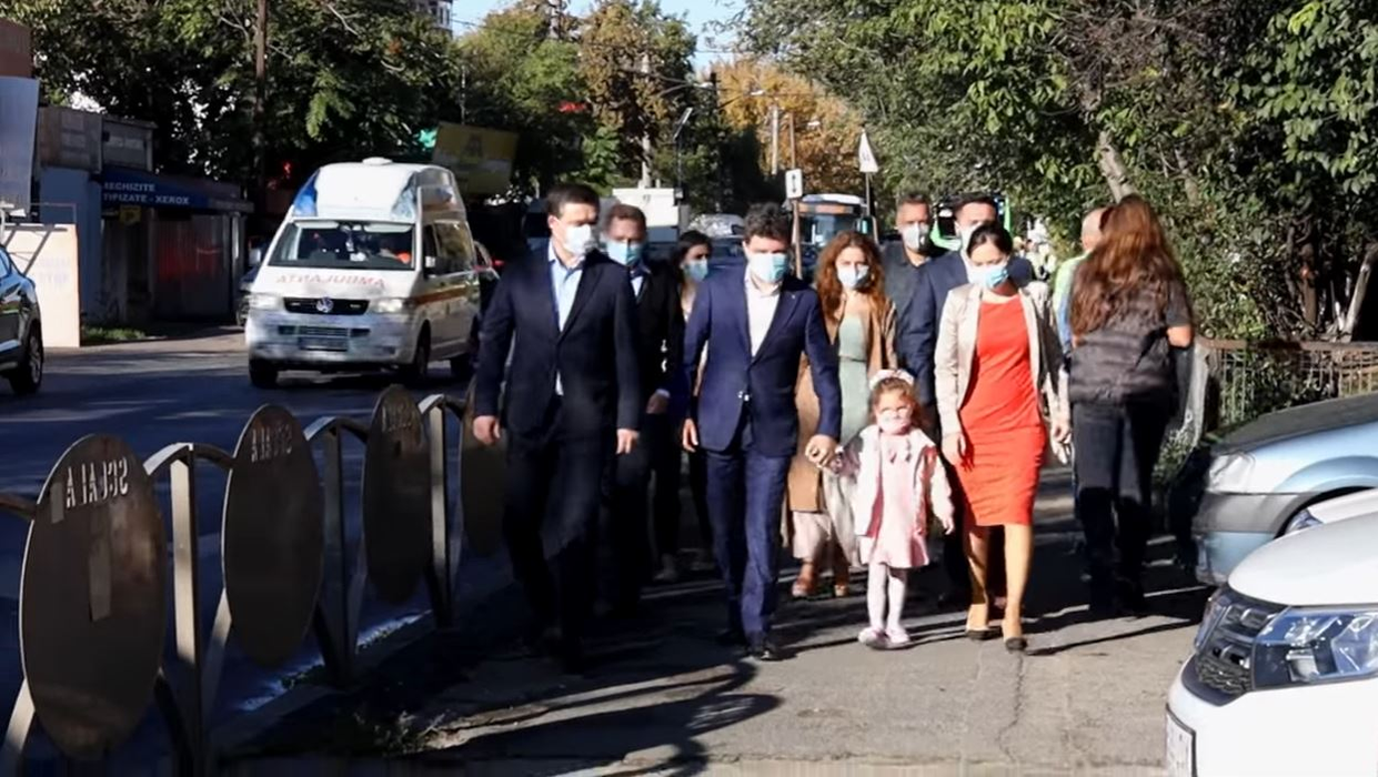 Cu ce se ocupă Mirabela Grădinaru, soţia lui Nicușor Dan! Noul primar general al Capitalei a cunoscut-o în timpul facultății pe cea care i-a dăruit o fetiță