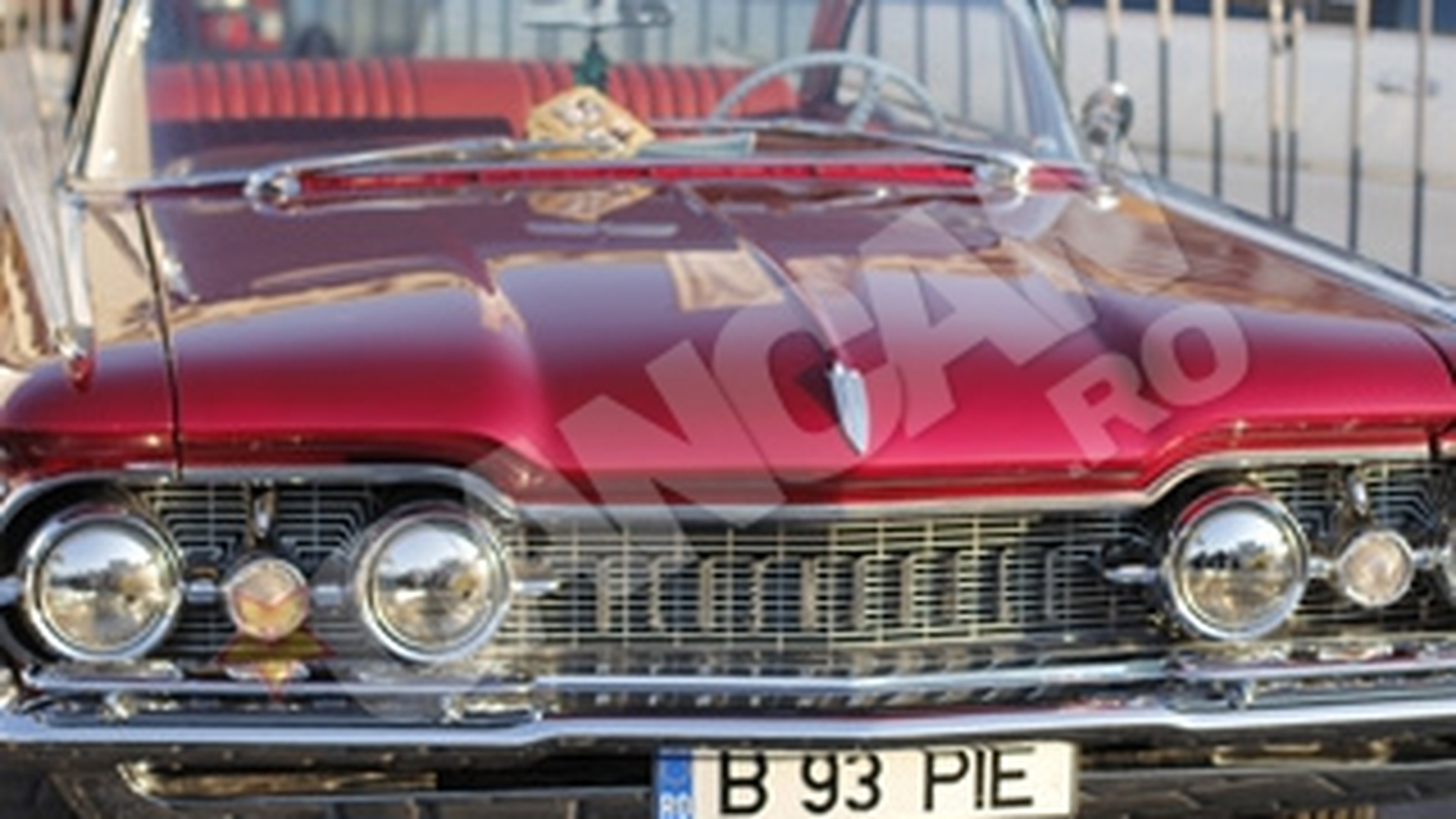 Piedone si-a expus masinile de epoca la un targ de nunti. Inchirierea lor costa intrre 80 si 125 de euro