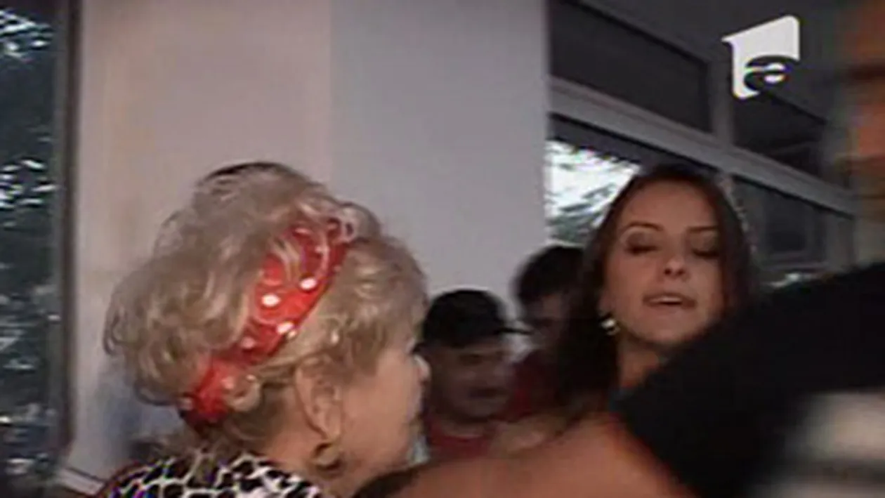 Amanta lui Ionut Dolanescu a facut un scandal monstru in strada! S-a luat la bataie cu o bunicuta si a urlat ca din gura de sarpe: Omul asta si-a inselat nevasta cu mine!