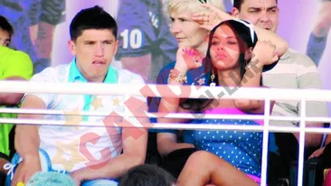 Bomba sexy l-a tapat de bani la coafor