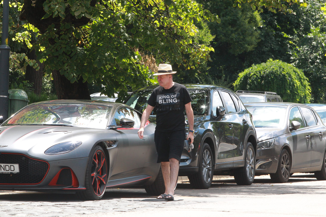 Dan Nicorescu a apărut pe străzile din București la volanul unui Aston Martin și, surpriză, cu un nou look: fără mustață!