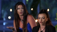 Armina și Bianca Ghiurcă, schimb de replici acide la bonfire: ”Nu îți e rușine cu bărbatul ăsta pe care îl ai?”