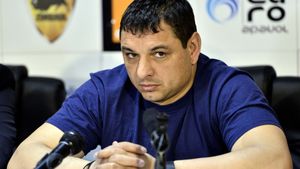 Ionel Ganea, încă un episod violent. "Mi-a dat un pumn și mi-a învinețit ochiul!" + "Mă, face pe mine puștiul ăsta?! Mă carotează pe mine?!"