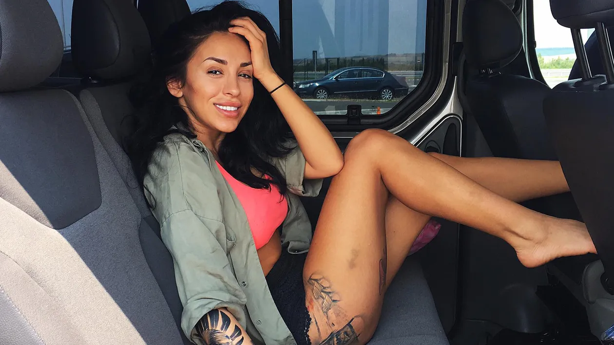 Şi-a pus costumul, dar nu a mers la vreo piscină sau la mare! Unde s-a pozat RUBY în urmă cu puţin timp: ''Frige, frige!''