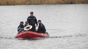 Moarte suspectă! Cadavrul unei tinere de 29 de ani a fost găsit pe un lac din Tulcea
