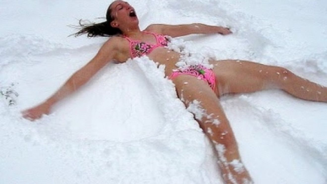 O data cu prima ninsoare au iesit si pitipoancele la plimbare. GALERIE FOTO