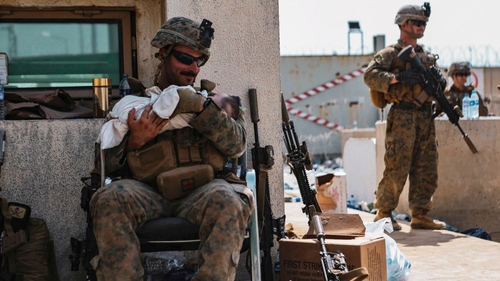 Imagini virale cu un bebeluș afgan în brațele militarilor americani. Ce s-a întâmplat cu copilul