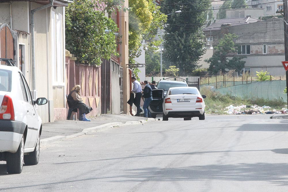 Primarul Mutu ajunge la atelierul de croitorie