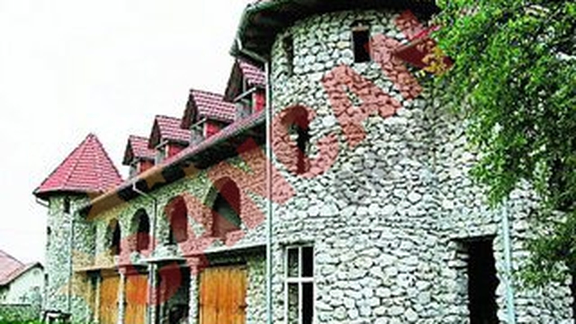 Si-a facut castel dintr-un munte de piatra
