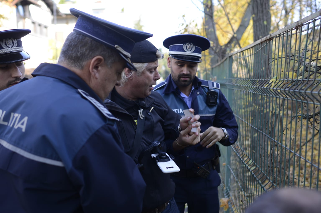 Incident în fața locuinței lui Ion Iliescu. Protestatarul ”Ceaușescu” a fost ridicat de polițiști: ”Trebuia să stai la pușcărie!”