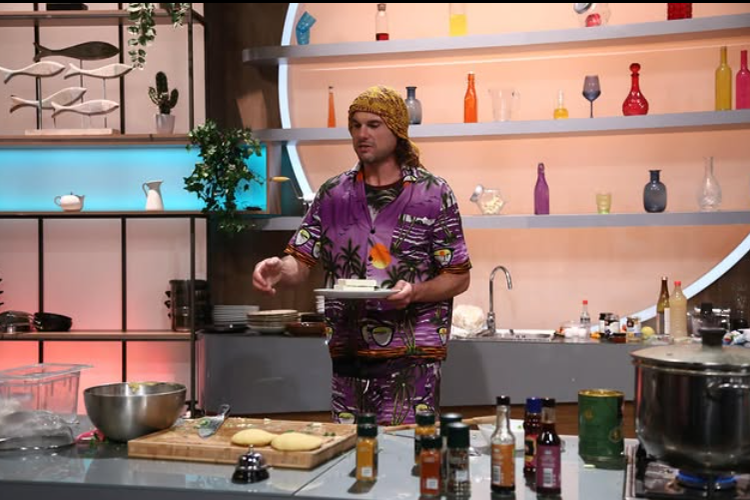 Povestea fascinantă a unui actor român care doarme într-un container și crește păsări în Tenerife! Acum se pregătește să înfrunte cele mai mari ispite la Tempting Fortune!  ”Locuiesc undeva pe câmp, am o grădină și niște găini”