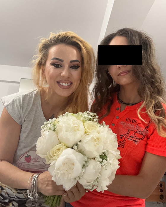 Fiica Larisei și a lui Marian Drăgulescu a primit buchetul și agrafa miresei/ Sursa foto: Facebook