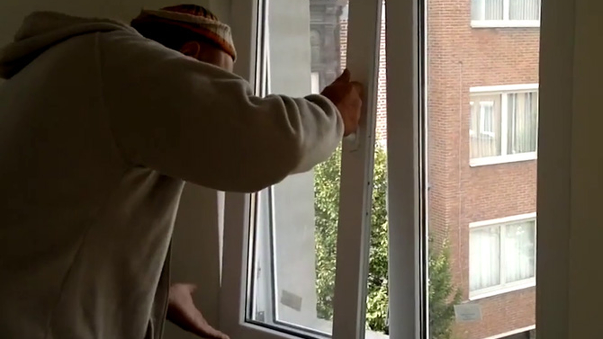 N-ai cum... asta e prea de tot! Uite cum au montat doi muncitori romani un geam in Belgia - Seful de santier, roman si el, face bascalie intr-un mod genial - Video monumental