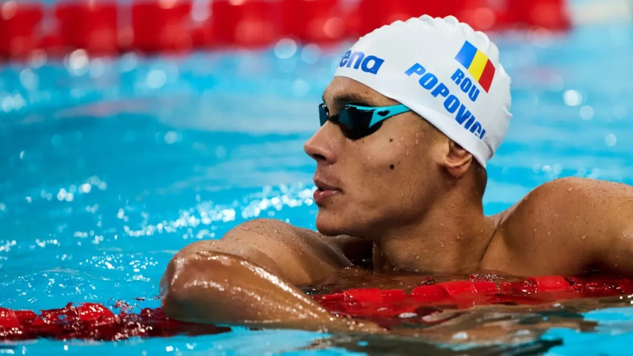 Campion și la volan! David Popovici, surprins când făcea plinul la super Porsche-ul de 120k