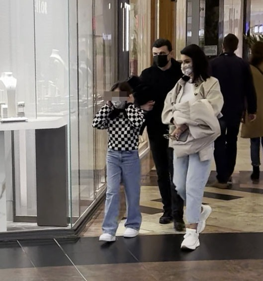 Simona Pătruleasa, Sabin Ivanof și fetița lor, la plimbare, prin Mall Băneasa (Foto: CANCAN.RO)