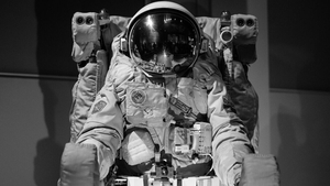 Costumele Prada vor ajunge pe Lună! Firma de haine de lux tocmai a semnat un parteneriat cu NASA