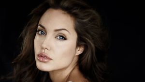 Angelina Jolie a vorbit despre cum decurge viaţa sa după divorţul de Brad Pitt. "Important e să plâng în duş, nu în faţa copiilor!"