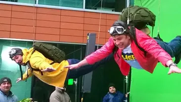 Pavel Bartos si Smiley au filmat cea mai nebuna reclama posibila! Au zburat cu 113 lalele in mana: Sunt talentat rau