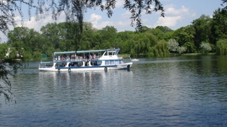 Plimbari gratuite cu vaporasele pe Lacul Herastrau, luni si marti