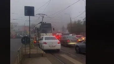Situație de râsu'-plânsu' în traficul din Capitală! O șoferiță care depășea pe linia de tramvai i-a cerut vatmanului să se dea la o parte