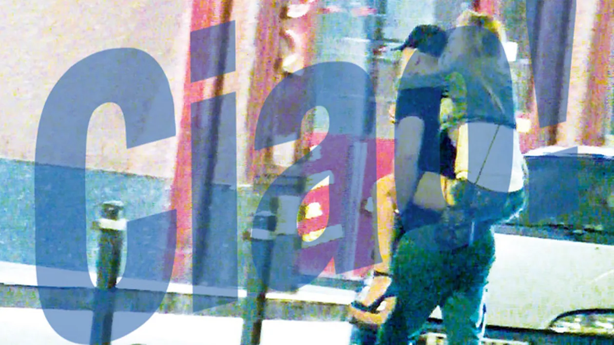 Asa ceva nu ai vazut! Ipostaza-soc pentru artista sI iubitul ei Andreea Atonescu traverseaza strada calare