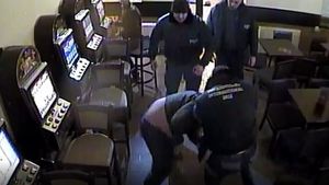 IMAGINI ȘOCANTE. Trei bodyguarzi snopesc în bătaie doi clienți ai unui bar, în Arad. Detalii exclusive din anchetă