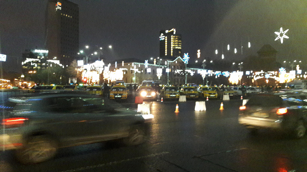 Protest în Capitală! Taximetriştii au blocat Piaţa Victoriei