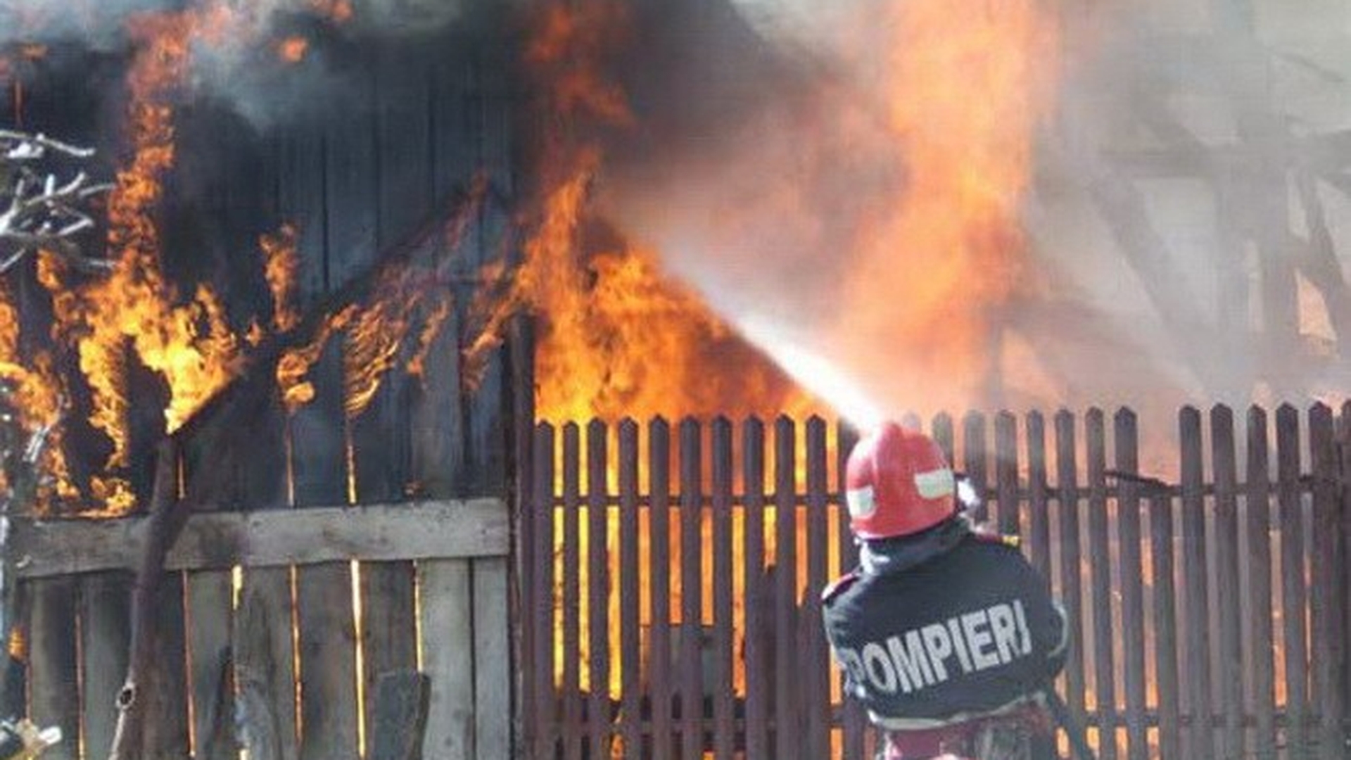 Un bărbat din Argeș a incendiat două case pentru a se răzbuna pe fosta soție