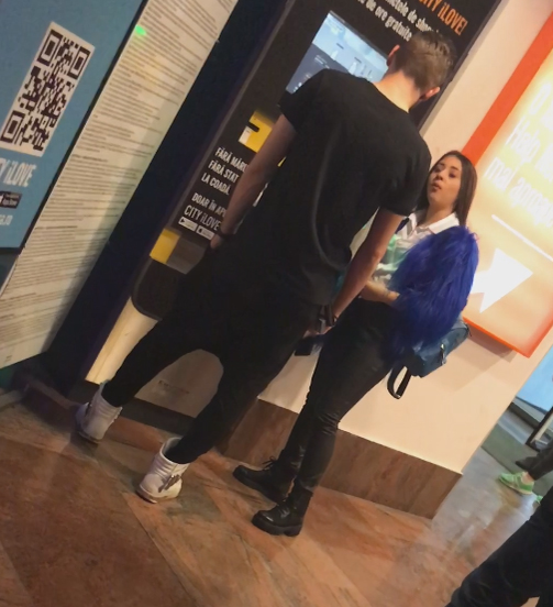 Nicole Cherry și iubitul ei se plimbă prin mall.