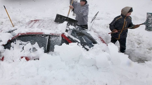 SIGUR NU ȘTIAI ASTA: Cum dai ZAPADA jos de pe MASINA fără să zgârii vopseaua