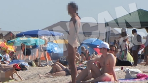 Istoria se repeta in fiecare an la Vama Veche: tatuatul care a speriat o plaja intreaga! Barbatul s-a dezbracat in fata copiilor