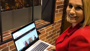 Andreea Esca, emblema PRO TV, nu copiază modelul celorlalte vedete din televiziune! Fără filtre, cu ridurile…