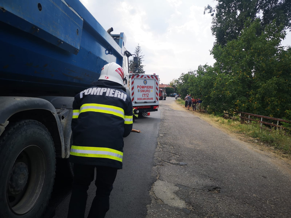 Scene îngrozitoare în Argeş! O femeie a murit pe loc, sub roţile unui tir