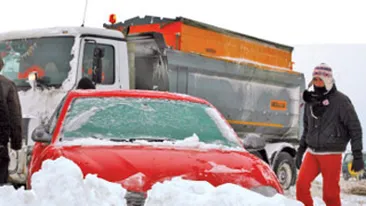 Traficul pe DN 71 Targoviste-Baldana s-a reluat dupa 9 ore! Peste 150 de masini au ramas in zapada!