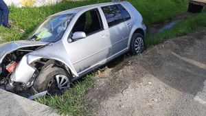 A înfipt mașina într-un cap de pod. Șoferul a rămas blocat și a fost scos de pompieri