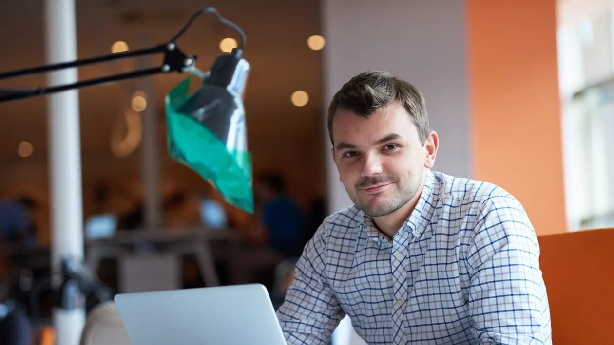 Un angajat plătit cu 122.000 de lire pe an și-a dat patronii în judecată. Motivul incredibil pentru care nu-i place locul de muncă