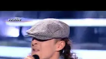 VIDEO Andrei Leonte cu plete si riduri! Vezi cum il imita pe solistul de la AC/DC!