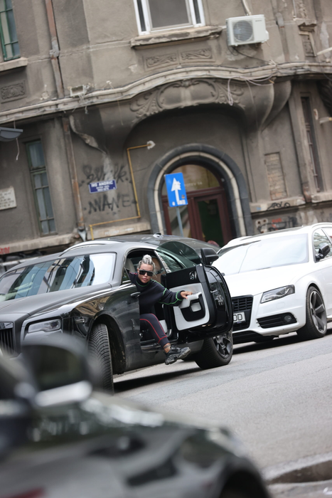 Loredana Chivu se dă jos din Rolls Royce-ul de 350.000 euro