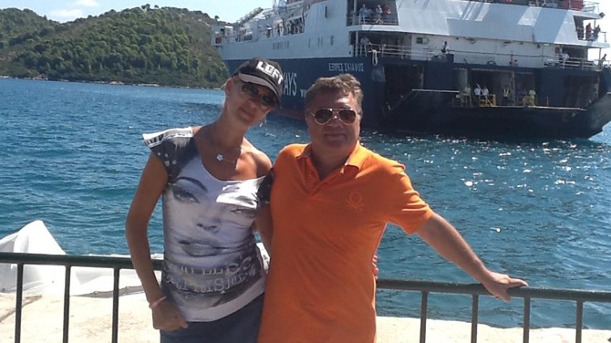 Infloreste alaturi de afaceristul Sorin Marcus! Uite ce sexy e Monica Iagar