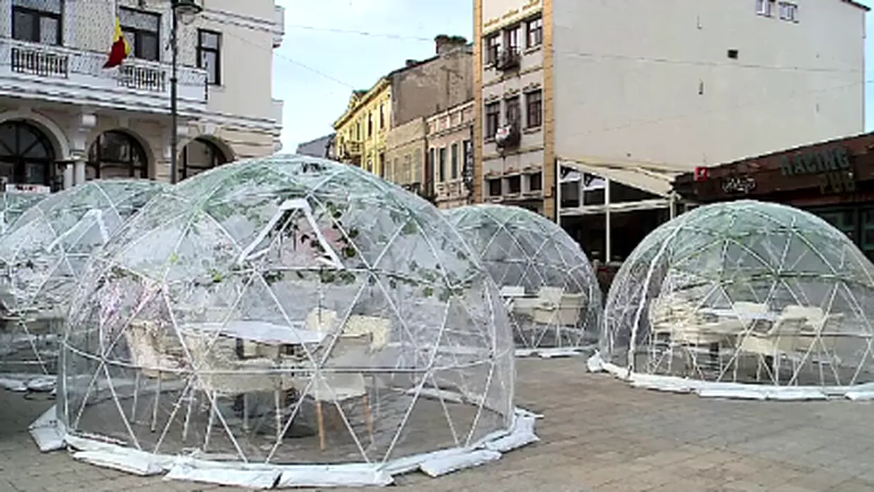 Cum ar putea arăta terasele în România, pe timp de pandemie. Baloane din plastic, tuneluri dezinfectante și...