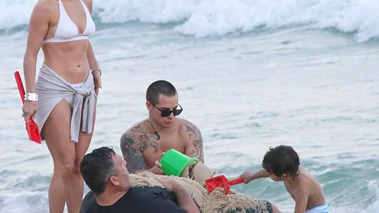Jennifer Lopez si-a scos copiii si iubitul la plaja