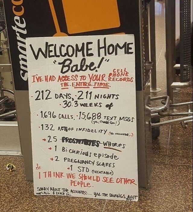 „Bunica, bine-ai revenit de la dezalcoolizare!” Cele mai comice mesaje din aeroporturi