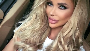 Bianca Drăguşanu, scandal monstru pe Facebook. “Eşti toată falsă!” / “Mai bine aşa decât proastă şi frustrată ca tine!”