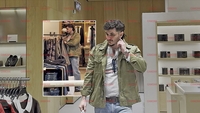 Vlad Drăgulin, fashion victim la Mall Băneasa. Malone vrea să se aplece, dar nu-l lasă blugii!