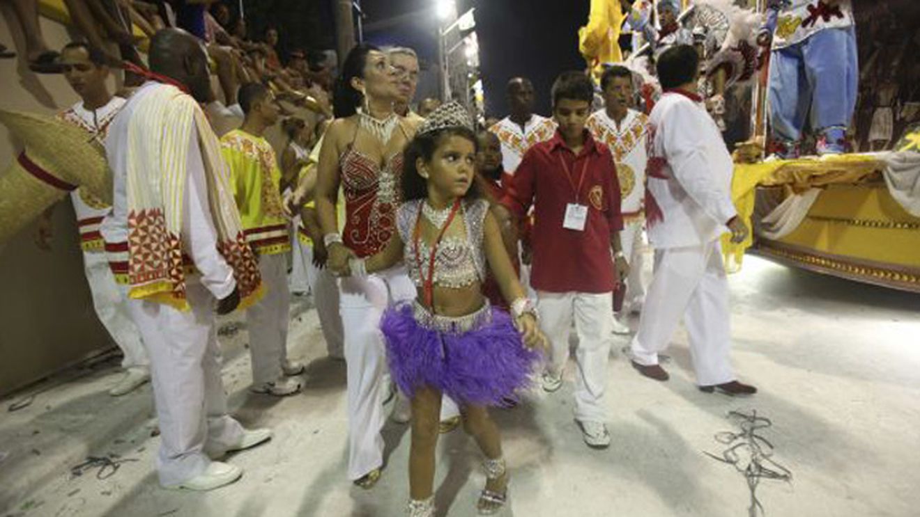 FOTO Mini-regina carnavalului n-a rezistat presiunii